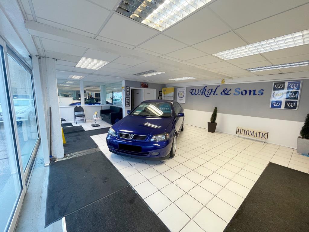 Lot: 129 - FREEHOLD GARAGE AND FORECOURT WITH POTENTIAL -